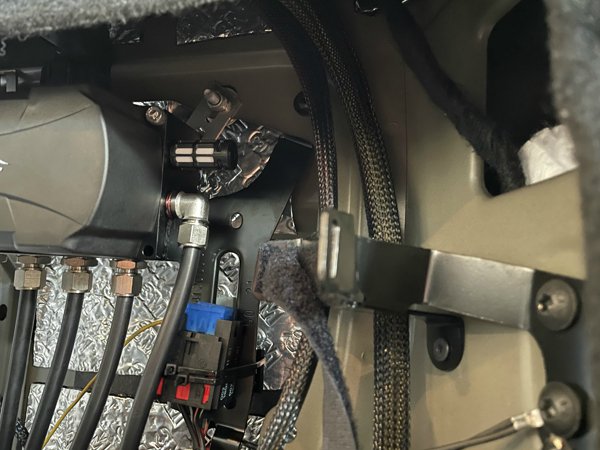 奔驰V260改装AIRBFT空气悬挂安装细节（高度尺版）