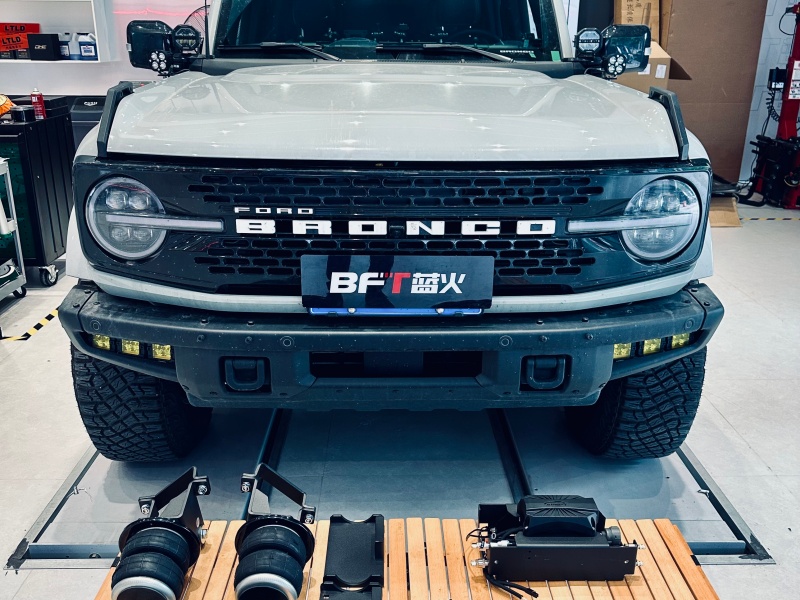 硬核升级！福特烈马搭载 AIRBFT4x4 承载气囊套件 兼顾载重与越野质感